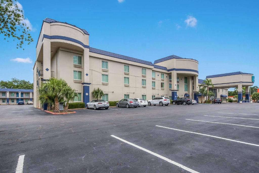 Clarion Inn & Suites Central Clearwater Beach Main image 1